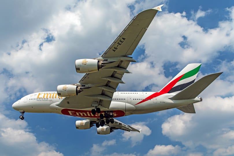 에미레이트 항공의 A380 슈퍼 점보 제트기가 하늘로 돌아옵니다.