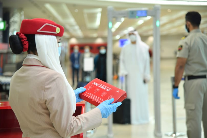 Pirmasis „Emirates“ vežėjas savo keleiviams pasiūlė nemokamą COVID-19 dangtį