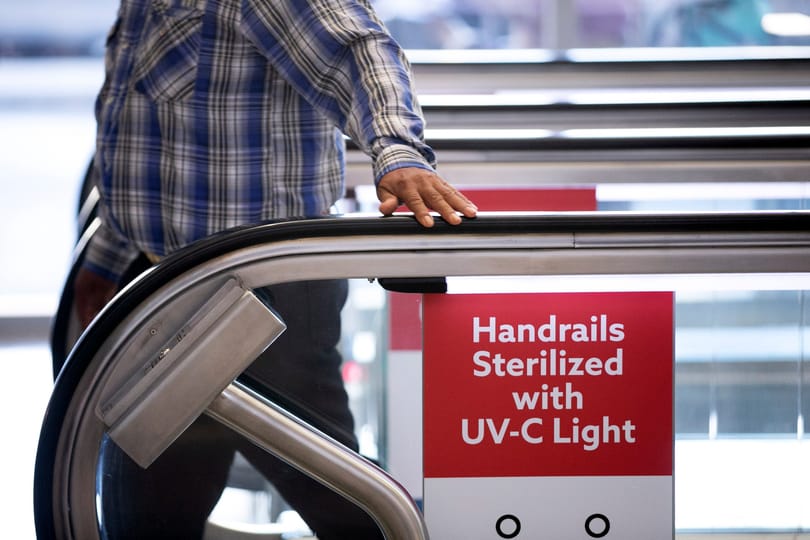 A Mineta San José Nemzetközi Repülőtér minden mozgólépcsőhöz UV fénysugárzókat telepít