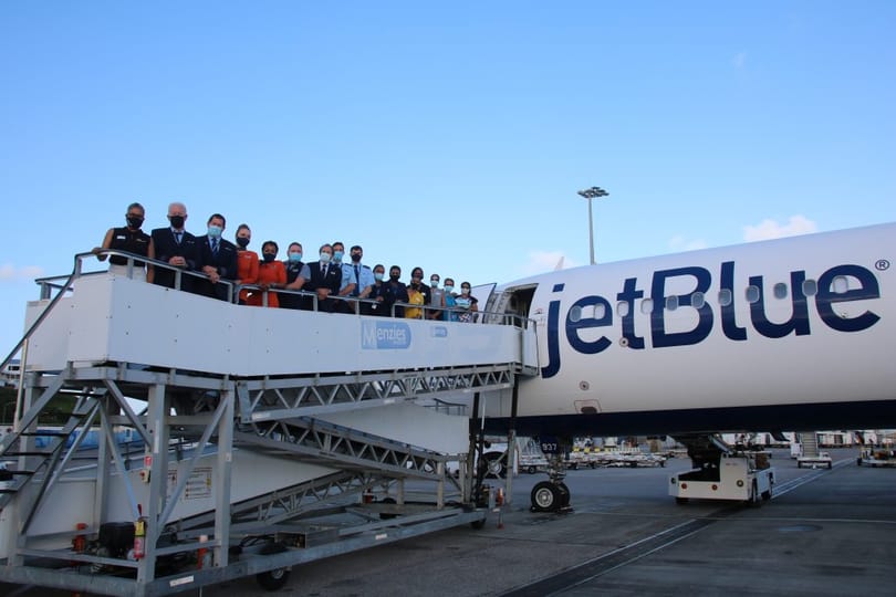 St. Maarten e amohela sefofane sa pele sa JetBlue se tsoang Newark, New Jersey