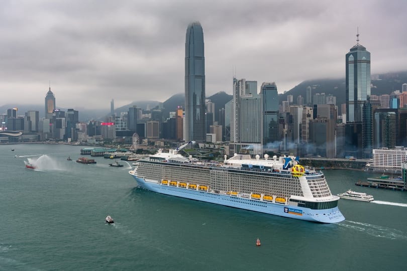 Royal Caribbean skemmtisigling til hvergi sem yfirvöld í Hong Kong lögðu niður.