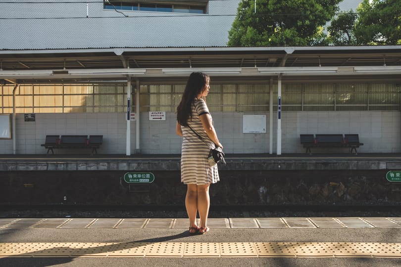 Tyttö seisoo yksin miehittämättömällä asemalla, Luotto: Brian Phetmeuangmay Pexelsin kautta