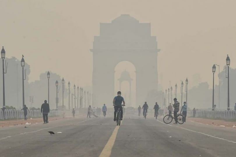 Nova Delhi s'enfronta al bloqueig a causa del smog tòxic aclaparador.