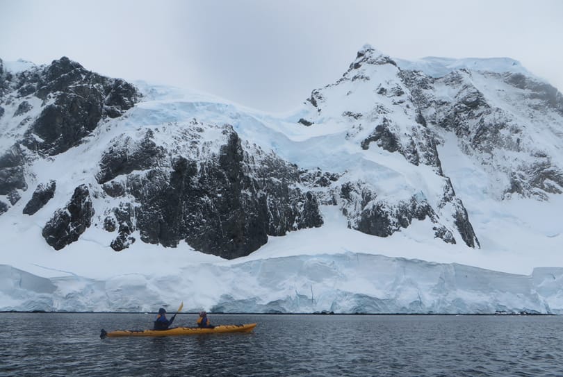 南极洲奥恩港的皮划艇| 照片：Lewnwdc77 来自维基百科