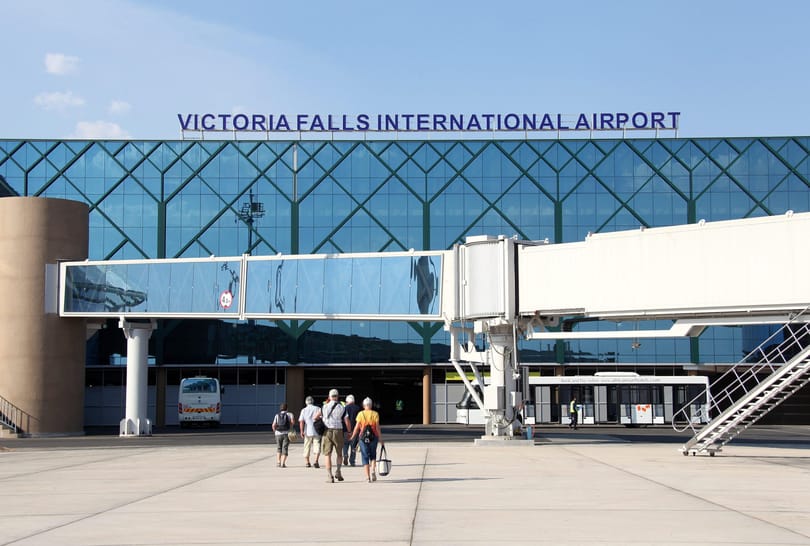 Um aeroporto e um bombardeio de turistas podem consertar uma inflação de 300% no Zimbábue?