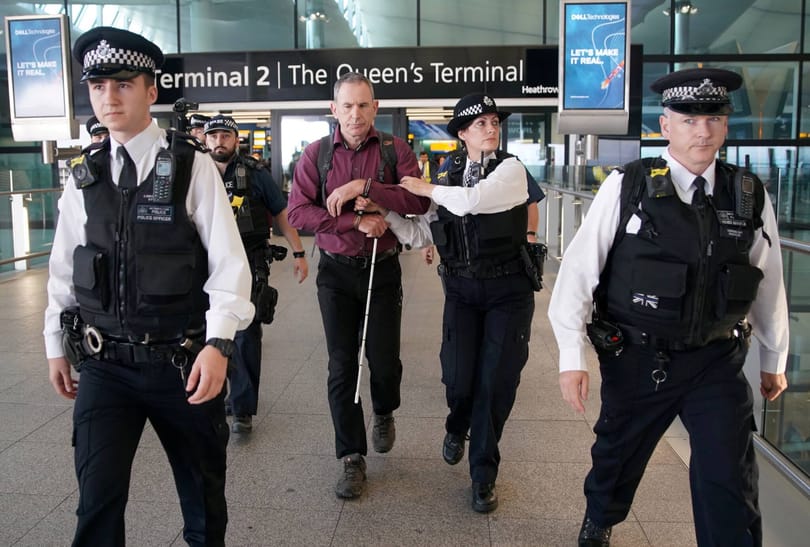 تروریست های بومی در فرودگاه هیترو پس از ناکامی "اعتراض هواپیمای بدون سرنشین" دستگیر شدند