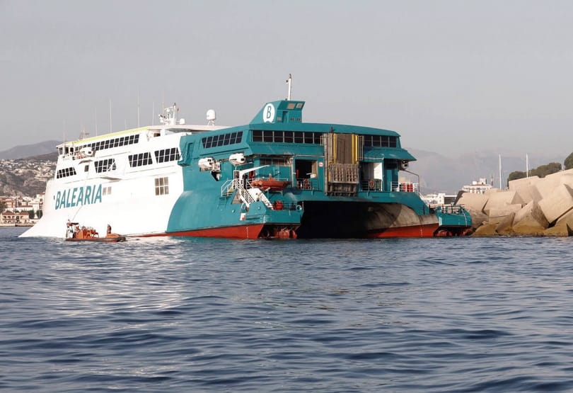 „Nepoškodení a evakuovaní“: 393 turistov bolo zachránených po tom, ako trajekt na Ibize narazil na plytčinu
