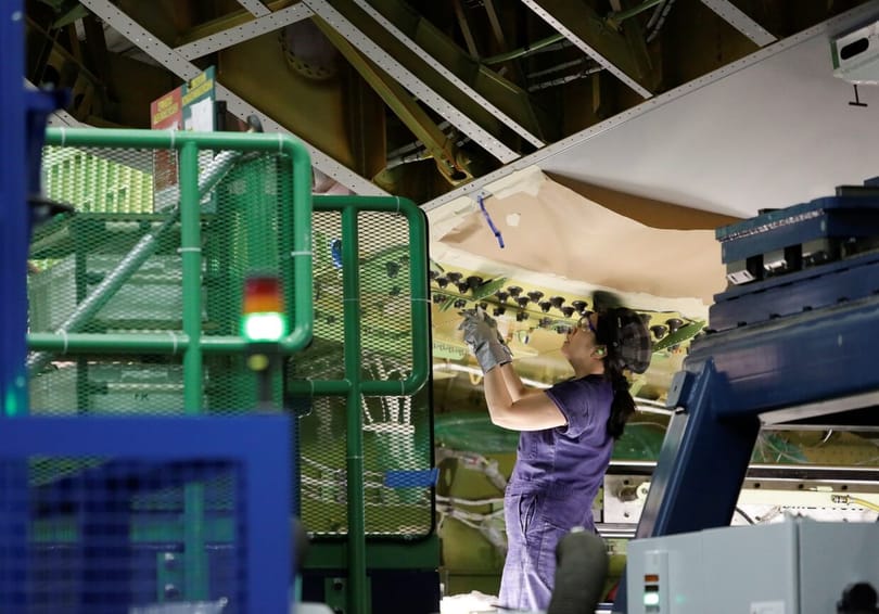 De volta aos humanos: a Boeing despeja robôs que falham em seu conjunto de jato 777X