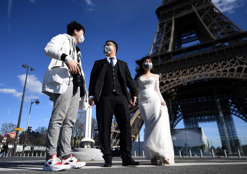 Kun trapper: Eiffeltårnet byder turister velkommen i dag