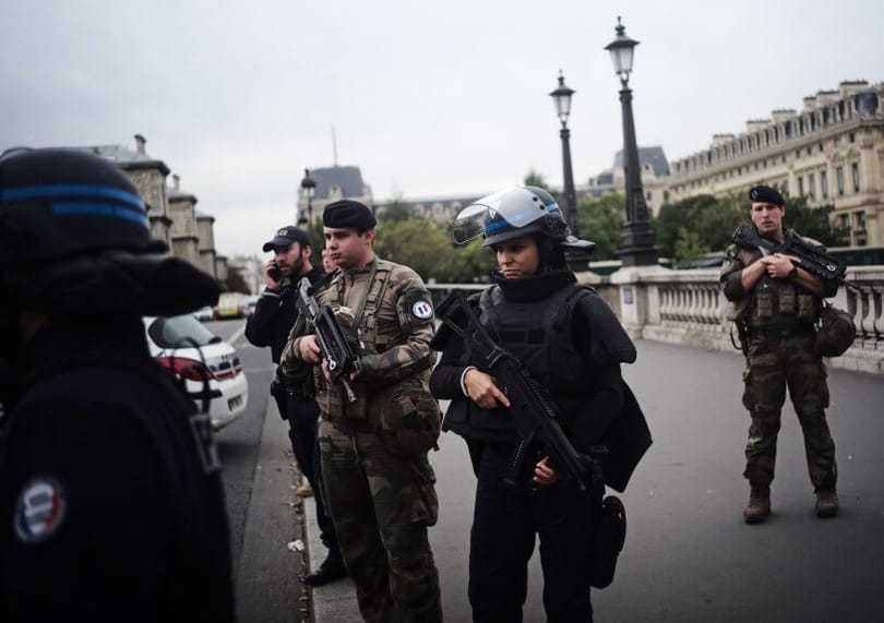 Mindst fem dræbte i knivangreb i Paris politis hovedkvarter