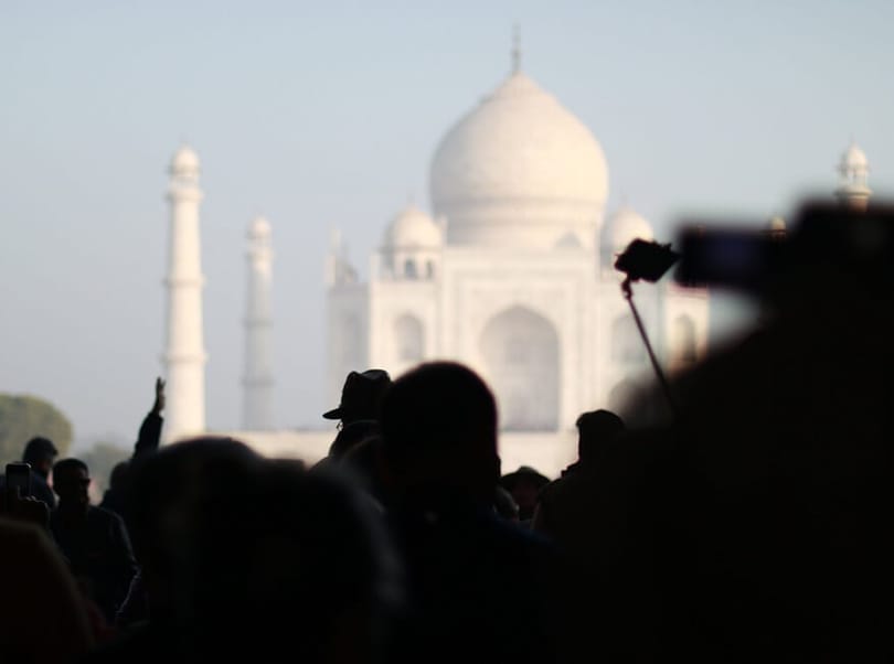 Agra-turister har nu betalt extra för att se den ikoniska Taj Mahal
