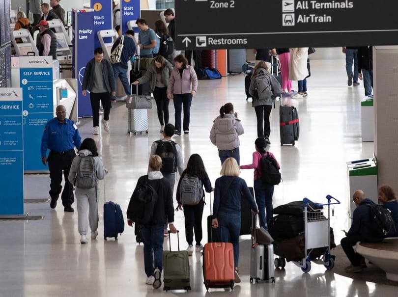 Các sân bay Hoa Kỳ gặp khó khăn trong bối cảnh du lịch hàng không tăng vọt