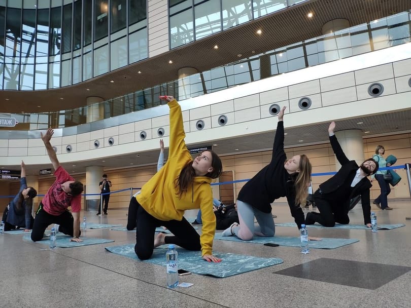 Lapangan Terbang Domodedovo Moscow mengadakan sesi yoga terbuka pertama