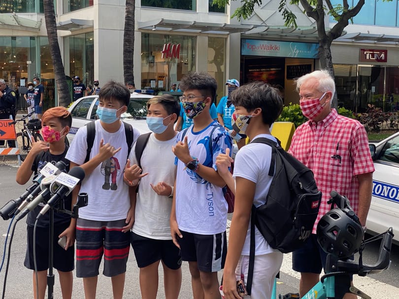 Primer a Hawaii: l’alcalde d’Honolulu fa que els turistes prestin jurament de portar una màscara