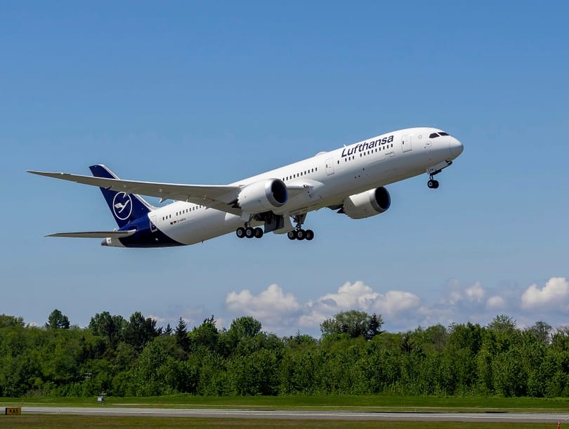 Il primo Boeing 787 Lufthansa atterra all'aeroporto di Francoforte