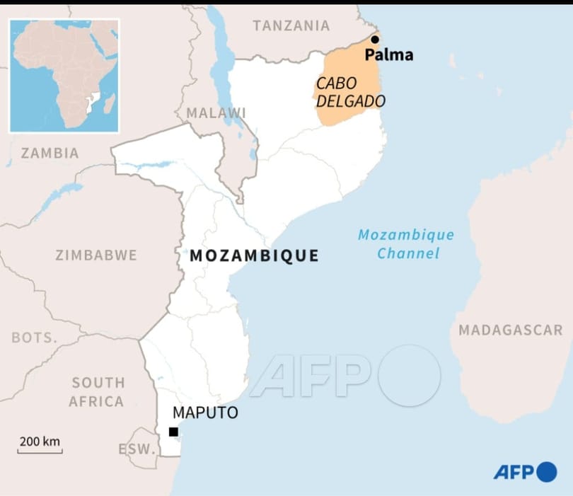 Tuhannet pakenevat rannaltaan päätä sisältämättömiä ruumiita tuhoisan Palma Beach Hotel Attackin jälkeen Mosambikissa