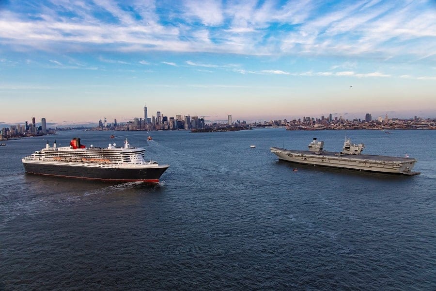 Cunard- ის ფლაგმანი-ოკეანე-ლაინერი-დედოფალი-მერი-2-მიესალმება-სამეფო-საზღვაო-საჰაერო ხომალდის გადამზიდავს
