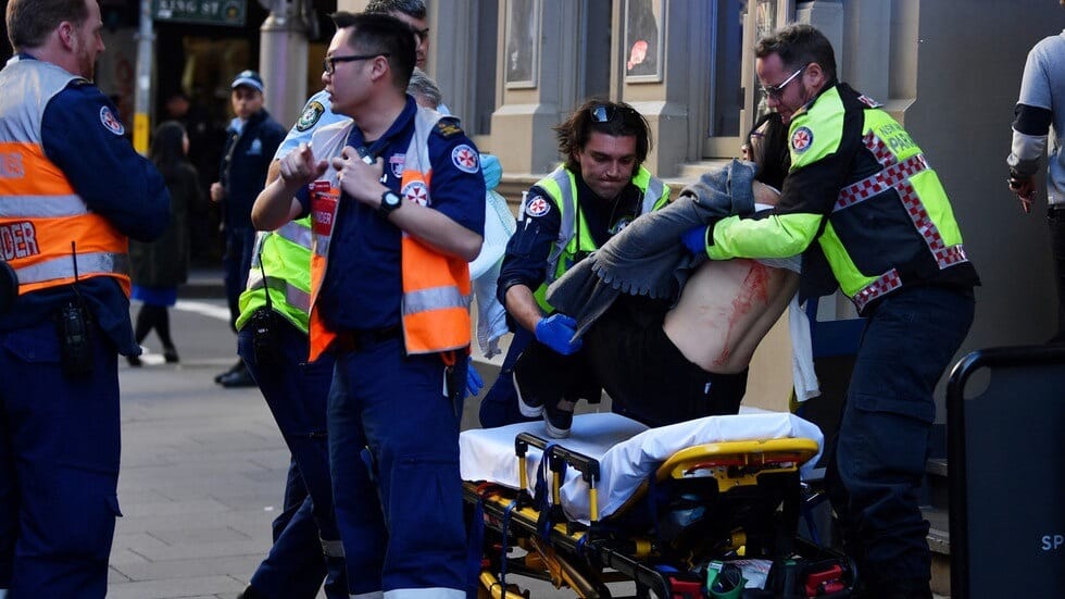 Jeden zabit, 2 zraněni jako muž s nožem, který křičí „Alláhu Akbar“ pokračuje bodavým řáděním v Sydney