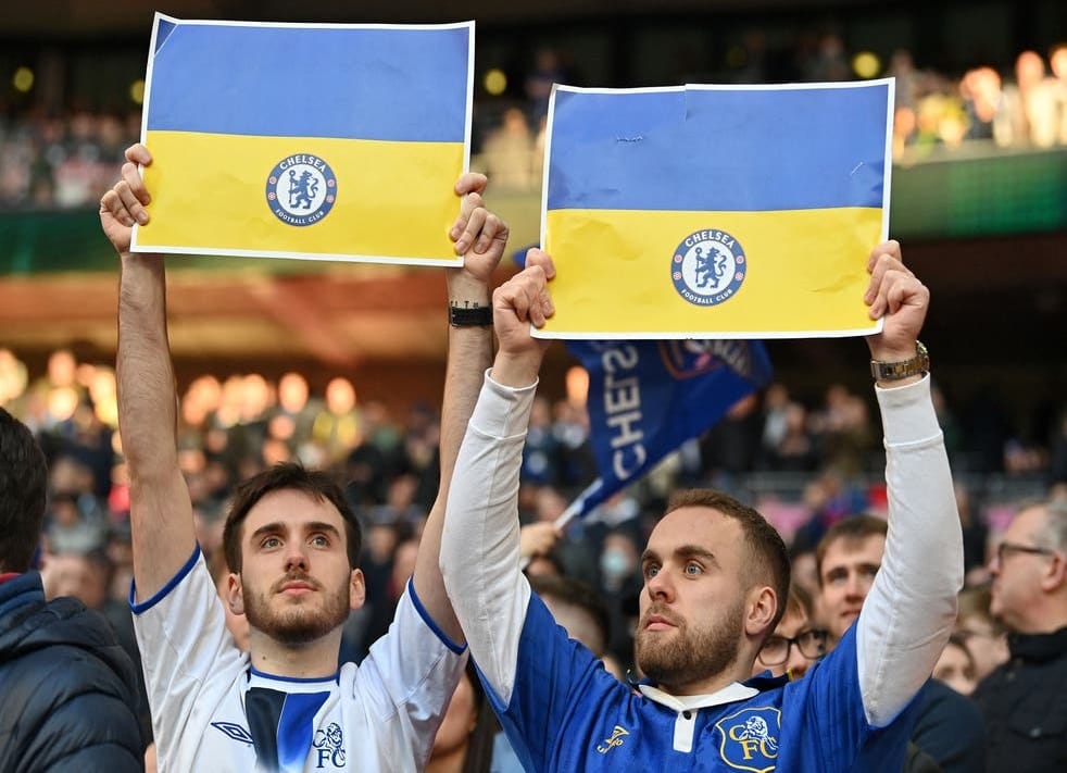 Rusijos milijardierius parduoda savo „Premier“ lygos futbolo klubą „Chelsea“.
