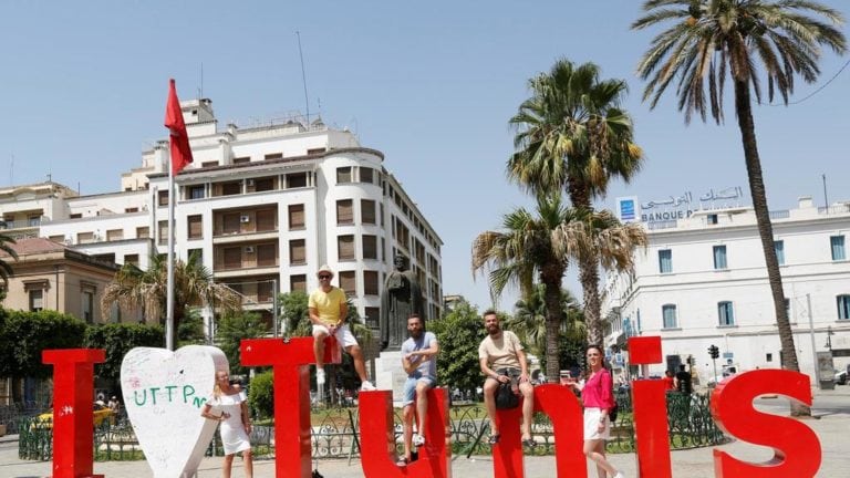 Turistas-posa-para-una-foto-en-el-centro-de-Túnez