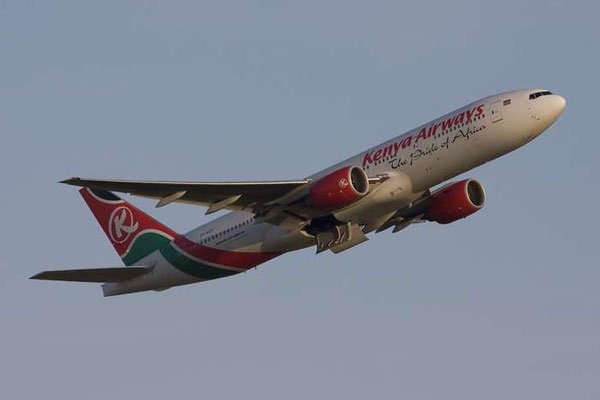 Kenya-Airways-vliegtuig opstijgen