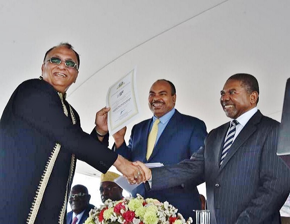 Zanzibar-President-handing-out-certificate