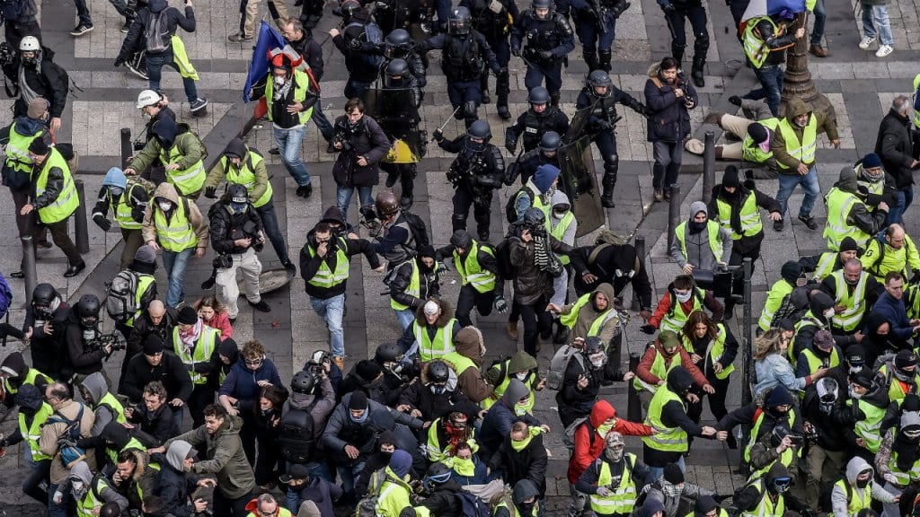 champ-elysees-premier-affrontement