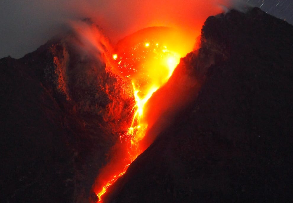  Effusive  eruption  phase Indonesian volcano unleashes 