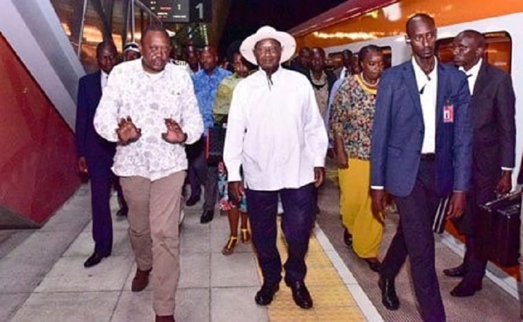 Kenya-Uganda presidendi-lootuse-lootust-teed näitamas