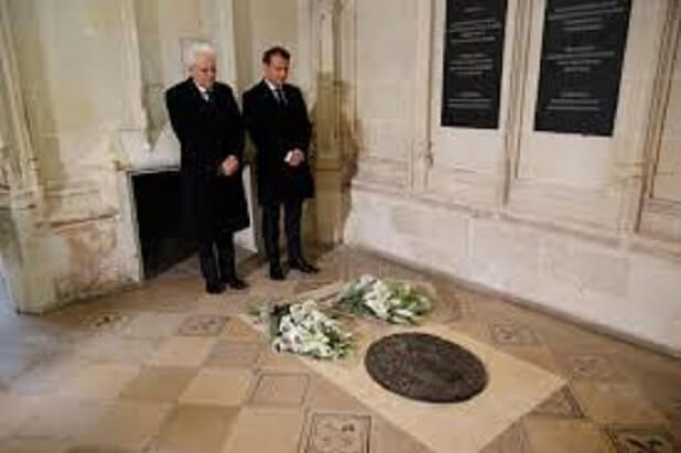 MARIO-1-رئیس جمهور-ایتالیا-G.Mattarella-و-فرانسه-Predent-Macron-که از سنگ قبر-لئوناردو-1 احترام می گذارد