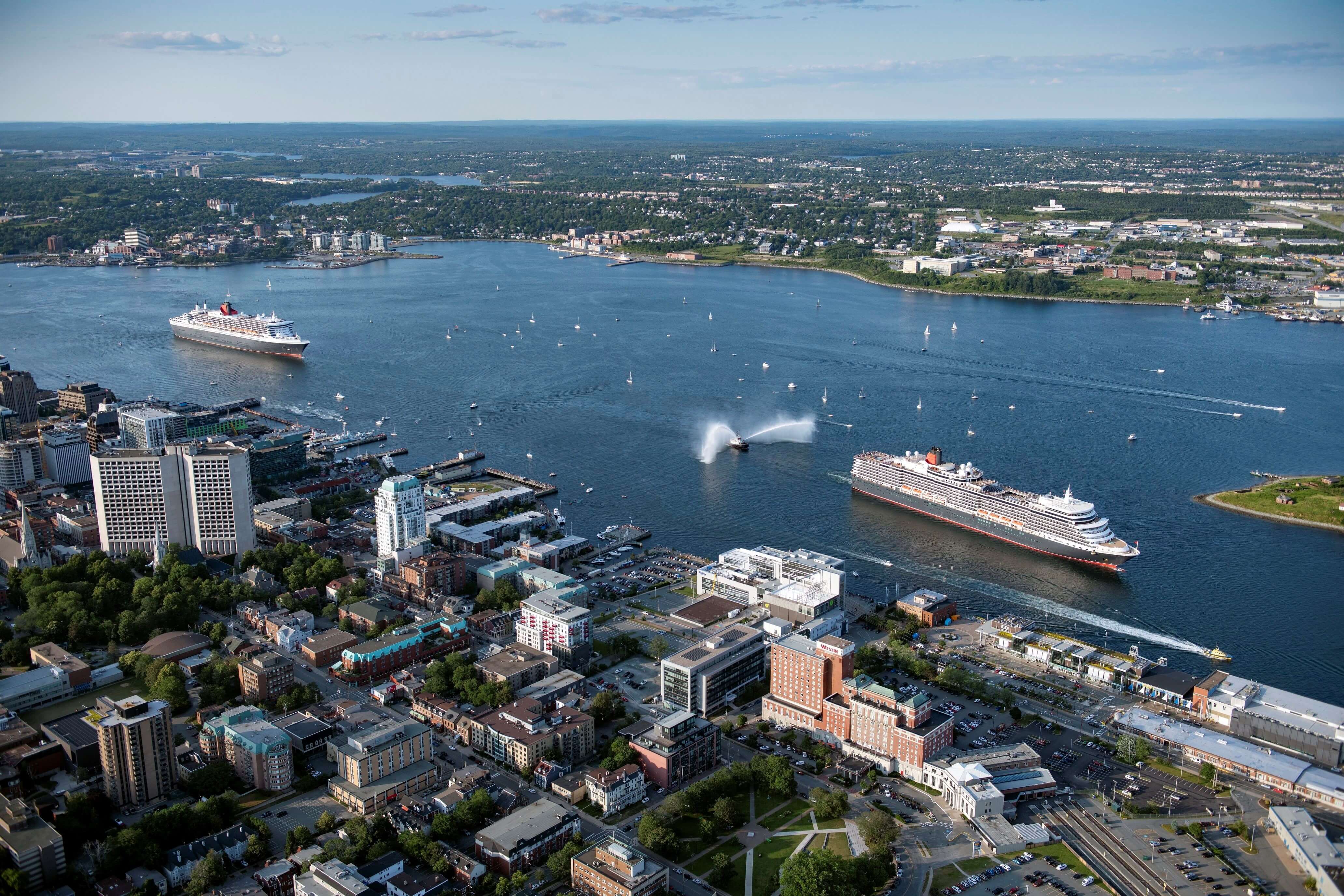 Queen Mary 2 Галифакста Елизаветамен бірінші рет кездеседі