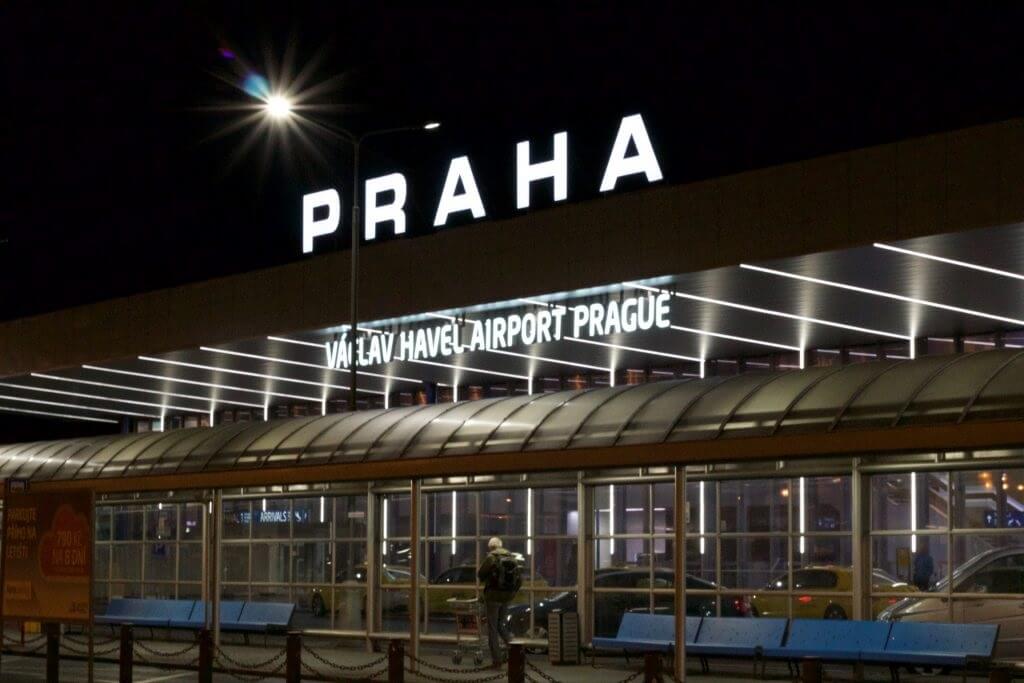 Koreansk, kinesisk, arabisk, russisk, tsjekkisk, engelsk: Praha lufthavn introduserer digital skilting