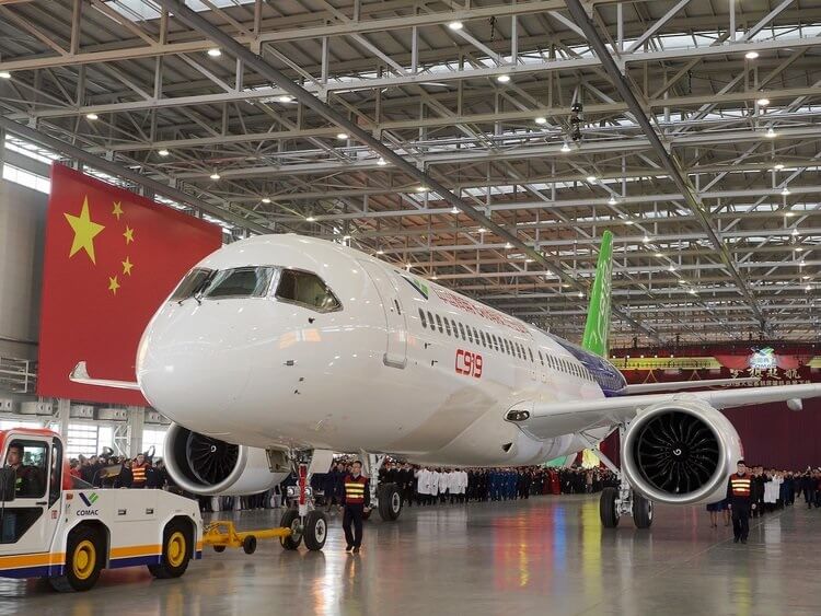 中国民航业蓬勃发展，有四架新飞机即将投入生产