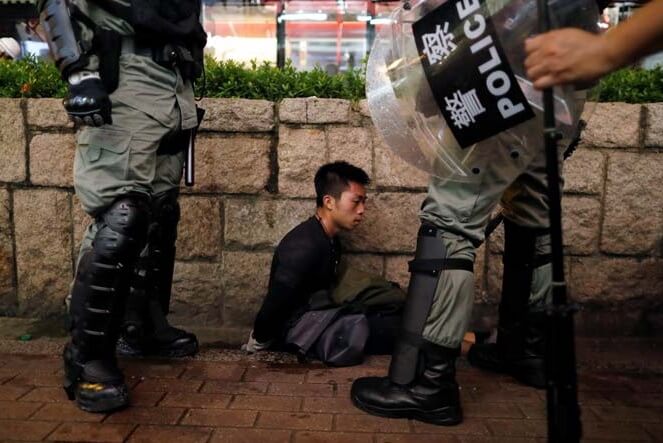 Hongkongissa sijaitsevan Britannian konsulaatin työntekijä pidätettiin Kiinan rajakaupungissa