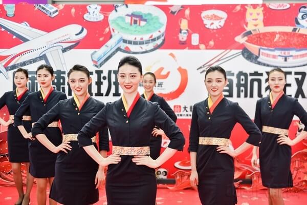 China Sichuan promosiake "budaya pedhes" karo Chengdu Airlines "penerbangan pedhes"