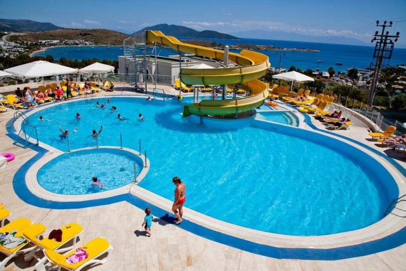 12-tausaga le matua turisi Lusia na manua i le Turkish hotel pool na maliu i le falemaʻi