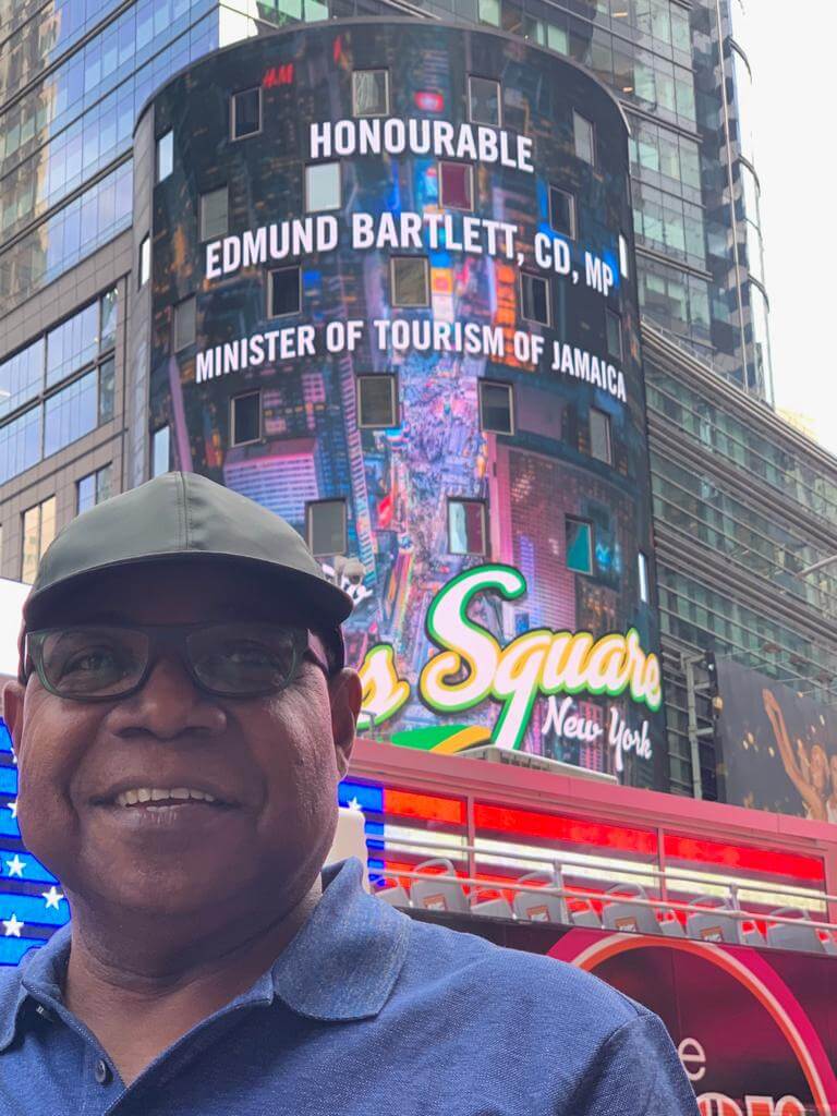Times Square NYC atzinīgi vērtē Jamaikas tūrisma ministru
