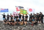 Tiener-eco-ambassadeurs ruimen plastic afval op aan de kustlijn van Hawaï
