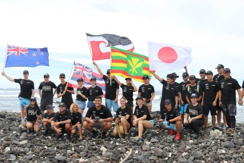 Els adolescents ambaixadors ecològics netegen les escombraries de plàstic de la costa de Hawaii