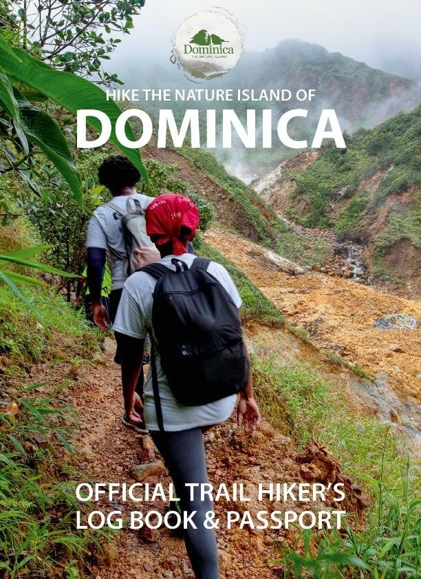 Dominica rəsmi Trail Hiker Qeyd dəftəri və pasportunu təqdim edir