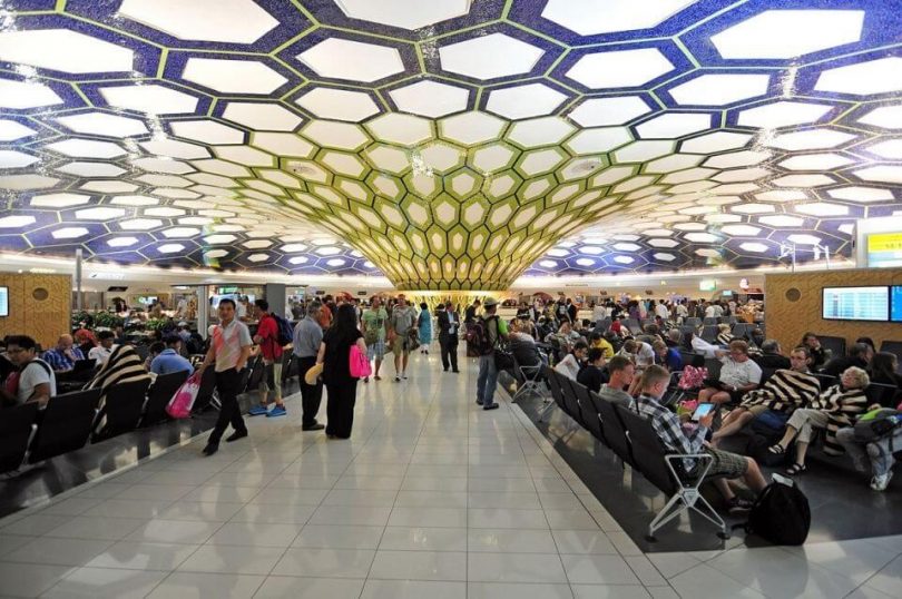 ग्रीष्म Abuतुमा अबुधाबी अन्तर्राष्ट्रिय एयरपोर्टबाट 4.5 XNUMX लाख भन्दा बढी यात्रुहरू पास गर्छन्