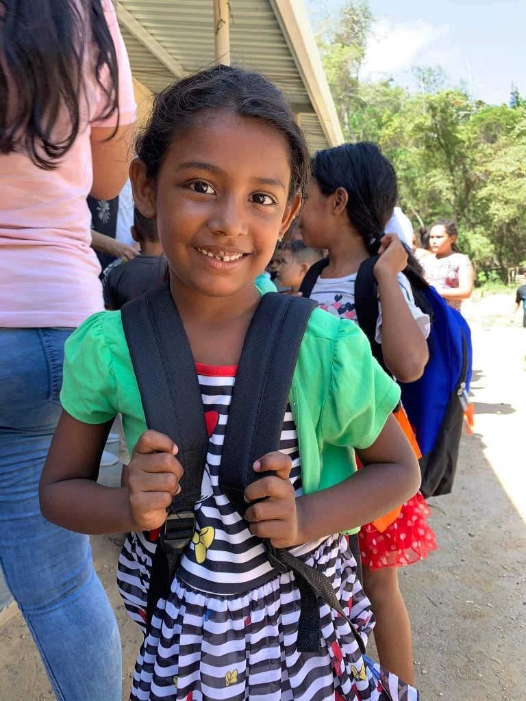 Skål Thái Lan tặng cặp học sinh cho trường nghèo ở Honduras