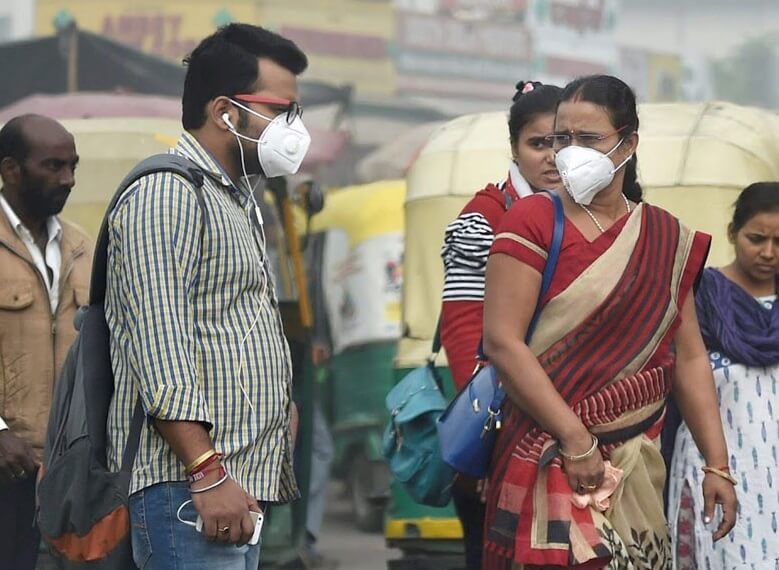 亚航印度向新德里航班的乘客发放防雾面具