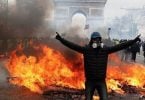 Kaosi në Paris: trazira, makina që digjen dhe re me gaz lotsjellës