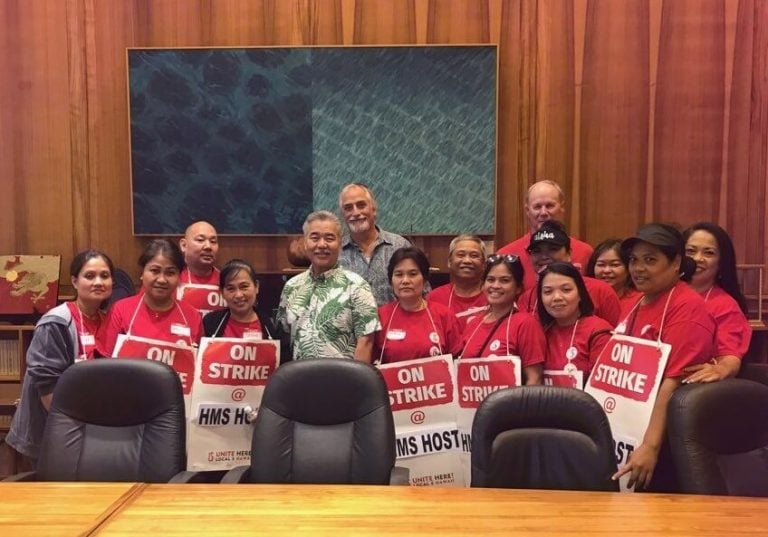 Губернатар Гаваяў абяцае падтрымку страйкуючых работнікаў аэрапорта Ганалулу