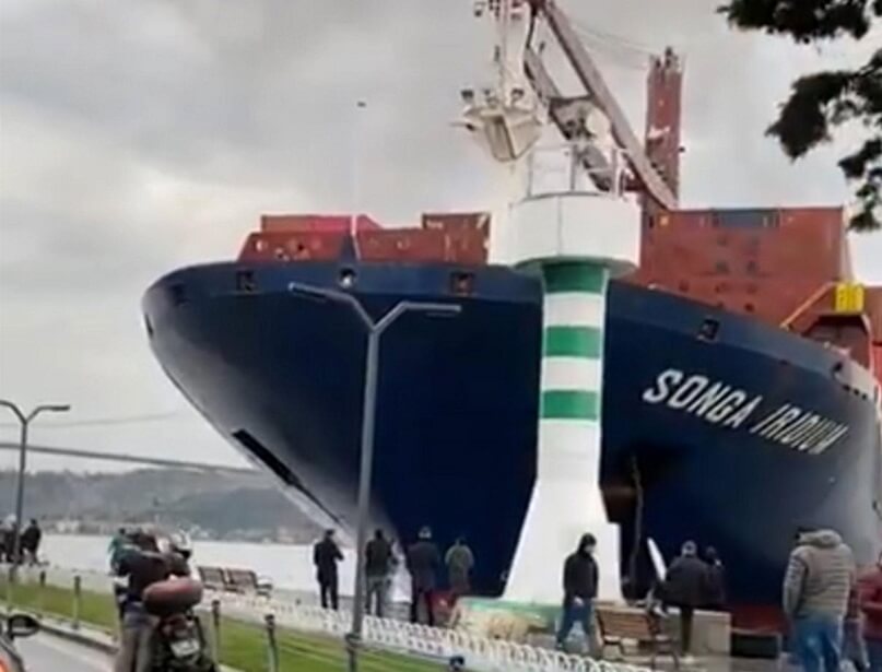 Skipskrasj stenger av en av verdens travleste vannveier