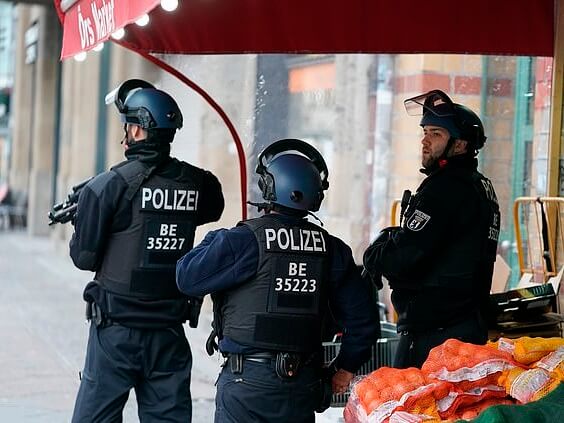 查理检查站枪击事件：警察赶往受欢迎的柏林旅游景点