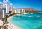 지난달 하와이 호텔에서 벌어 들인 수입은 얼마나 더 많습니까?