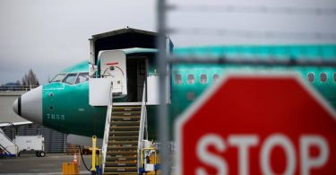 737 मॅक्स प्रॉडक्शन हॉल्ट बोईंग स्टॉकला नाकात पाठवते