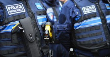 Dos apuñalados, uno muerto en ataque con cuchillo en París, atacante baleado por la policía